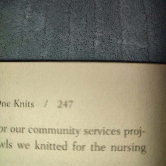 Book While My Pretty One Knits Black Sheep Knitting Mystery detective novel - Picture 7 of 7